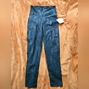 NWT Whisper High-Waisted Black Matte Cammo Leggings